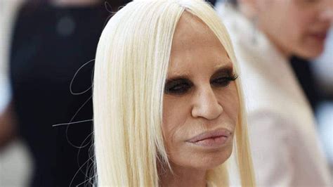 la nuova donatella versace rifatta|Donatella Versace ha messo fine all'era dell'himbo.